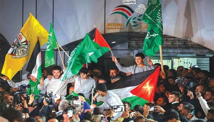 وسط أنباء عن تمديد الهدنة.. الاحتلال يفرج عن الأسرى بالدفعة الثالثة من صفقة التبادل