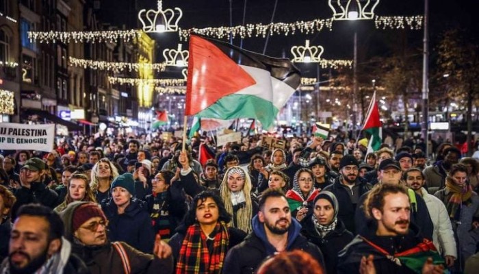 مظاهرة في هولندا تتحدى المطر ةتطالب بوقف دائم لإطلاق النار