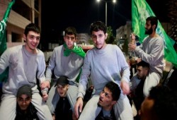 حماس تسلم 13 أسيرا إسرائيليا للصليب الأحمر والاحتلال يفرج عن 39 فلسطينيا