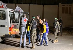 بشهادات صهاينة ومحتجزين.. "حماس" تدير ملف الأسرى بحرفية عالية