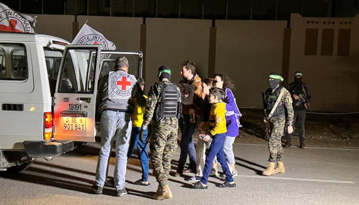 بشهادات صهاينة ومحتجزين.. "حماس" تدير ملف الأسرى بحرفية عالية