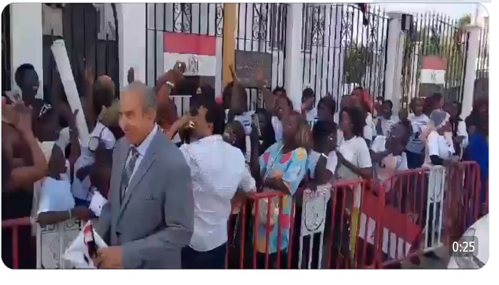 مشهد عبثي.. سنغاليون يشاركون في انتخابات السيسي (فيديو)