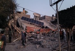 غارات مكثفة على شمال ووسط وجنوب قطاع غزة وقصف مدرسة للنازحين