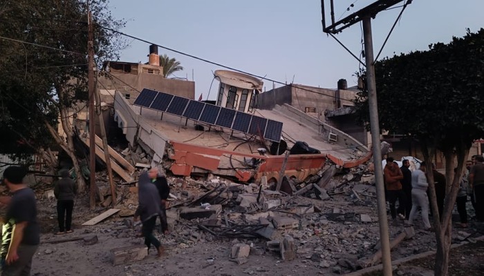 غارات مكثفة على شمال ووسط وجنوب قطاع غزة وقصف مدرسة للنازحين