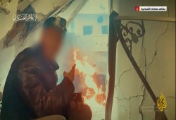 مجاهدو القسام يذلون إسرائيل: سيلفي مع دبابة محترقة