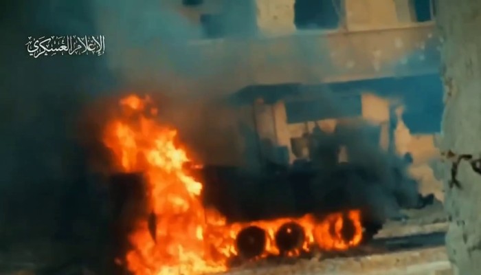 صورة سيلفي مع دبابة محترقة لعيون الشهيد القسامي "أبو حسين فرحات" القصة كاملة