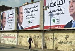 بعدما قتل المصريين جوعا .. لافتات دعاية السيسي أضعاف الناخبين