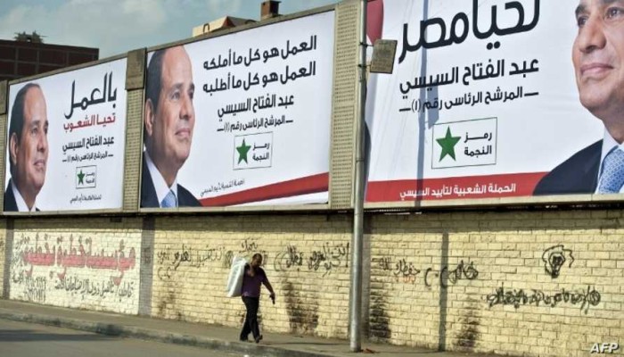 بعدما قتل المصريين جوعا .. لافتات دعاية السيسي أضعاف الناخبين