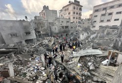 الاحتلال يقصف مدرسة تؤوي نازحين في دير البلح بغزة