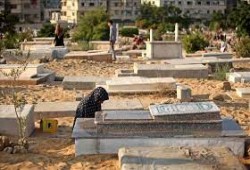 بعد أن قصف الأحياء لمدة 71 يوما.. الاحتلال يدمر مقابر غزة