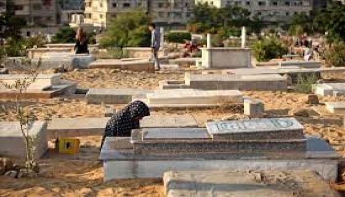 بعد أن قصف الأحياء لمدة 71 يوما.. الاحتلال يدمر مقابر غزة