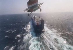 شركات الشحن تتجنب البحر الأحمر بعد مهاجمة سفينتين وتهديد أخرى