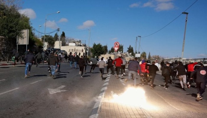 مطاردة المصلين ومنعهم من الصلاة في المسجد الأقصى