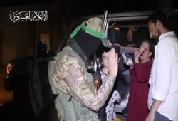 أسيرة إسرائيلية محررة: كانوا يعاملوننا كالملكات ويحموننا من القصف بأجسادهم