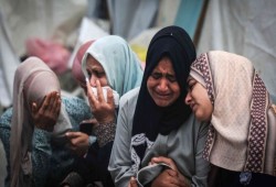 إسرائيل جردت فلسطينيين من ملابسهم.. "الأورومتوسطي": 200 امرأة معتقلة في غزة