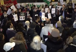 وقفة لصحفيين وعمال نظافة في إنجلترا تضامنا مع غزة
