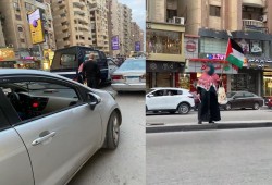 غضب بعد اعتقال سيدة رفعت علم فلسطين وهتفت بنخوة الدم والدين 