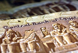 الجنيه يواصل السقوط.. الدولار يقترب من 59 جنيه في السوق السوداء