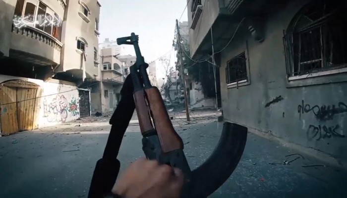 العالم بين نارين
