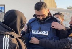 وثق جرائم إسرائيل.. المصور معتز عزايزة يغادر قطاع غزة بعد 107 أيام من الحرب