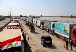 مستوطنون يعتدون على شاحنات المساعدات المصرية إلى غزة