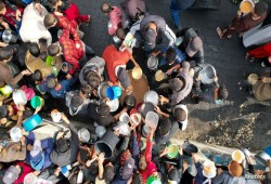 50 شهيدا في استهداف الاحتلال فلسطينيين كانوا ينتظرون مساعدات إغاثية