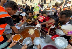 66 % من الأهالي يعانون التلوث.. جياع غزة يشاركون الحيوانات أعلافها