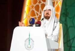 رئيس اتحاد علماء المسلمين" بانتظار الموافقة المصرية لدخول غزة.. وناشطون: السيسي لن يسمح؟!