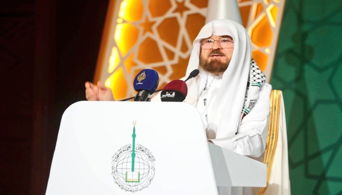 رئيس اتحاد علماء المسلمين" بانتظار الموافقة المصرية لدخول غزة.. وناشطون: السيسي لن يسمح؟!