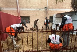 الهلال الأحمر: دبابات الاحتلال تحاصر طفلة داخل سيارة عائلتها بمدينة غزة