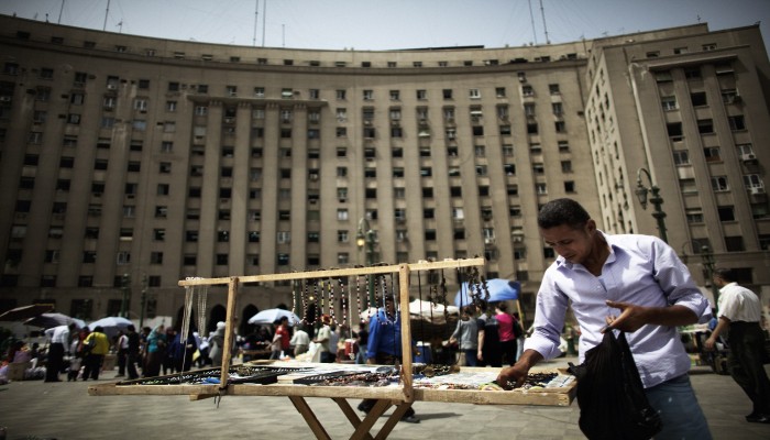 وسط وعود إعلامية بتدفق مليارات على مصر.. توقعات بالتعويم خلال أيام