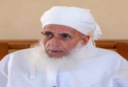 مفتي عمان يندد بمساندة دول عربية للاحتلال للتغلب على حصار البحر الأحمر