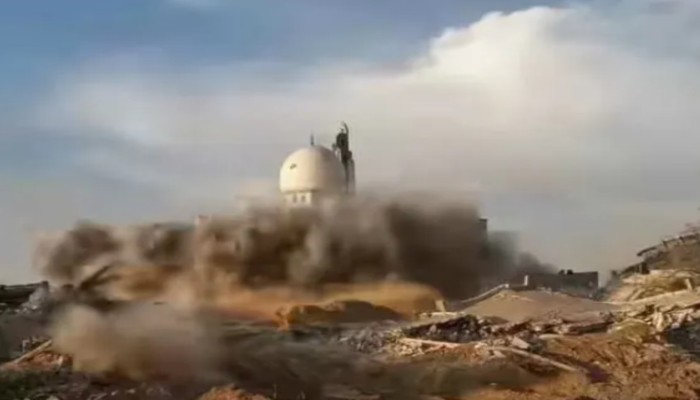 جندي إسرائيلي يوثق تفجير مسجد في خان يونس