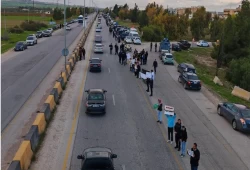 احتجاجا على جسر الإمداد البري للاحتلال.. سلسلة بشرية في الأردن