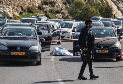 مصرع جندي وإصابة 11 مستوطنا بعملية فدائية والاحتلال يحاصر منزل المنفذين
