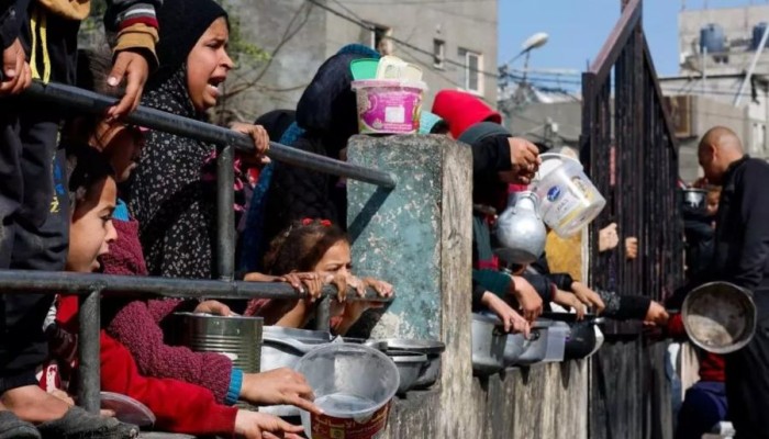 الجوع كافر.. أهل غزة يواجهون الموت من أجل كيس طحين