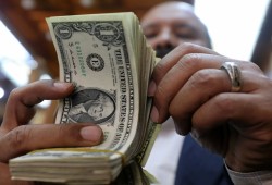 كمائن الدولار.. تضييق جديد على حيازة المصريين للدولار بأسلوب أمني