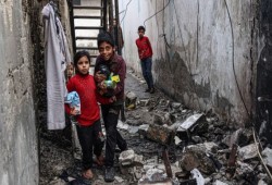 الغزيون يموتون جوعا وشاحنات المساعدات مكدسة في معبر رفح