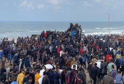 الحياة تُستنزف بسرعة مرعبة.. المساعدات الجوية تحمل الموت لأهالي غزة