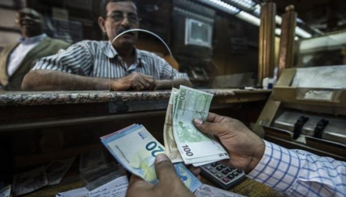 رغم التعويم.. البنوك ترفض منح الدولار أو الريال للمتعاملين وفقا للأسعار الجديدة