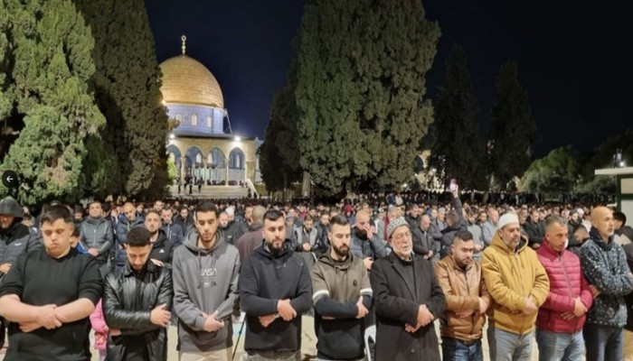 بالصور.. 35 ألف مصلٍ نجحوا في الوصول للأقصى لأداء صلاتي العشاء والتراويح رغم حواجز الاحتلال