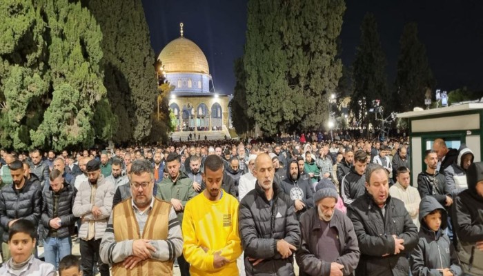 رغم اجراءات الاحتلال: 40 ألفا يصلون تراويح رابع ليالي رمضان في الأقصى