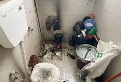 صور من الضيق والمأساة في غزة.. الحمّام مكان للطبخ وقضاء الحاجة