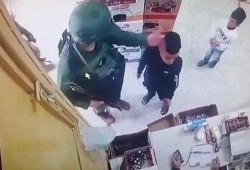 بسبب رسم لبندقية.. جنود الاحتلال يعتدون على طفل ويمزقون قميصه