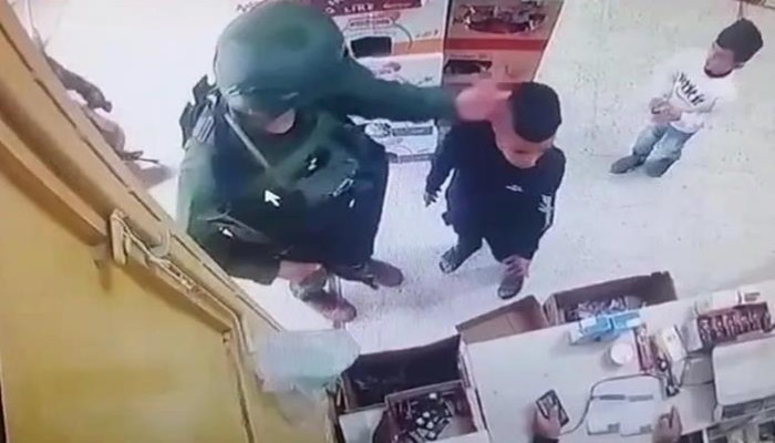 بسبب رسم لبندقية.. جنود الاحتلال يعتدون على طفل ويمزقون قميصه