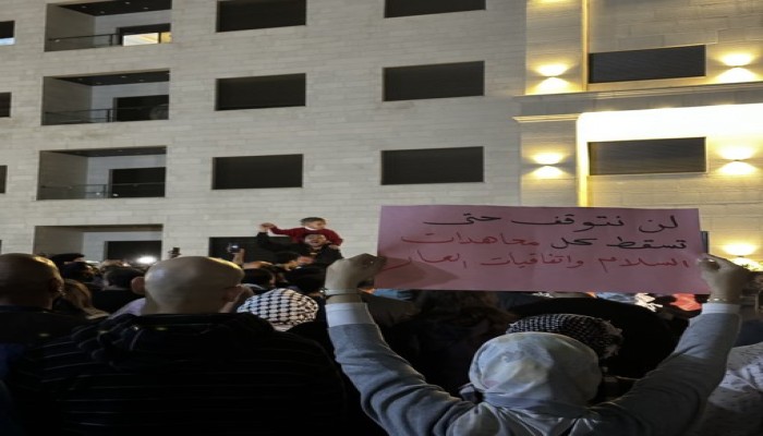 لليلة الثامنة.. الأجهزة الأمنية تلاحق مئات النشامى بمحيط سفارة الاحتلال بعمان 