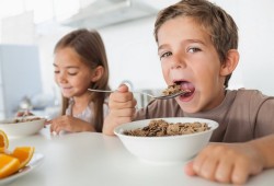 كيف يتعلم الطفل أن يأكل ببطء على مائدة الإفطار في رمضان؟