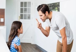 دراسة تُحذّر من خطر توجيه الوالدين كلمات سلبية لأطفالهم