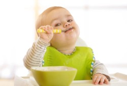 7 أخطاء تقع فيها الأمهات أثناء التعامل مع الطفل الرضيع