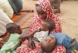 أطفال السودان يواجهوان خطر الموت بسبب الأمراض والمجاعة.